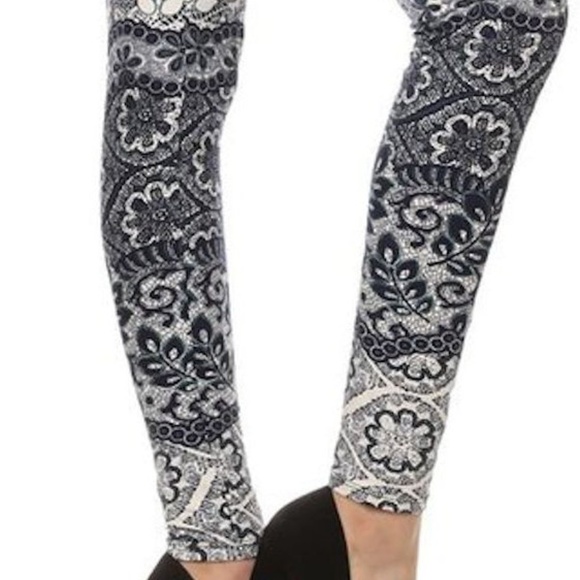New Plus soft blue white floral leggings - Picture 4 of 5